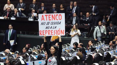 Durante la sesión hubo legisladores que criticaron con pancartas