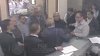 Anaya y su acompañantes entregaron una carta dirigida al encargado de despacho de la PGR.