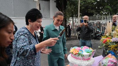 Claudia Sheinbaum dijo que este día trabajará con normalidad, pero vecinos de Iztapalapa la sorprendieron