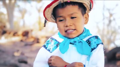 El niño es protagonista de la canción Movimiento Naranja