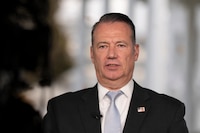 Renuncia el director interino del ICE, piza clave de la agenda antiinmigrantes de Trump