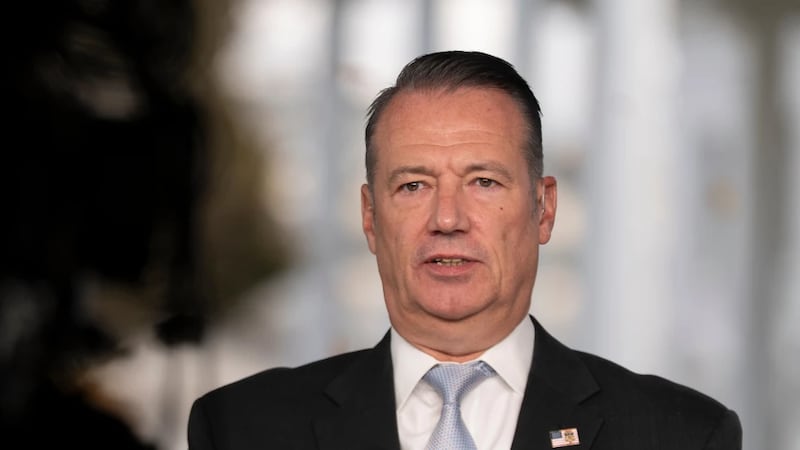 Renuncia el director interino del ICE, piza clave de la agenda antiinmigrantes de Trump