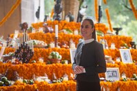 Sheinbaum dedica ofrenda de Palacio Nacional a las heroínas de la Patria