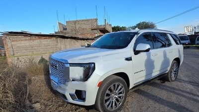 Adentro del vehículo, tres hombres se encontraban sin vida