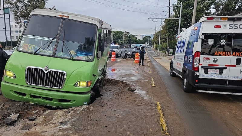 Microbús cae en socavón en avenida del Imán, Coyoacán; autoridades descartan lesionados