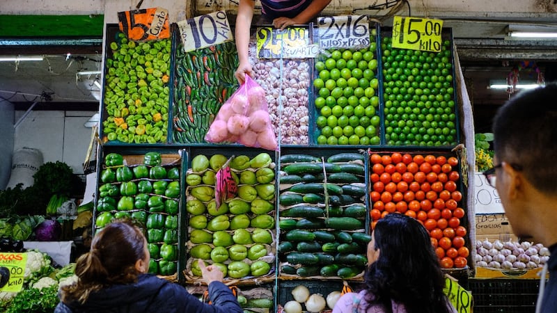Inflación en México se dispara a 4.59% anual en marzo: jitomate y pepino los más afectados