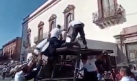 Captan el derrumbe de pirámide humana durante desfile del 20 de noviembre en Zacatecas