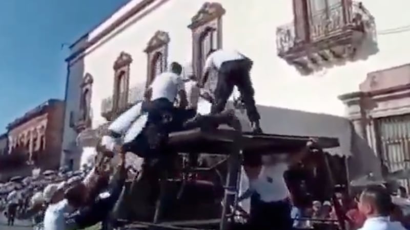 Captan el derrumbe de pirámide humana durante desfile del 20 de noviembre en Zacatecas