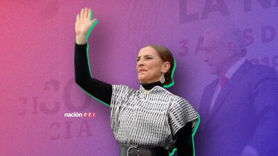 La escritora lució un sencillo traje tejido en color hueso y abajo prendas totalmente negras