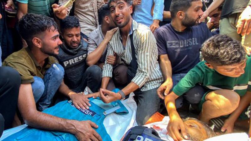 VIDEO: Captan ataque israelí a hospital de Gaza que dejó 5 periodistas muertos