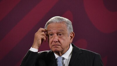 AMLO acusó al ministro Aguilar por conceder suspensión a distribución de libros
