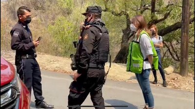 La candidata estuvo varios minutos parada en el paso de la carretera Santiago, en Nuevo León.
