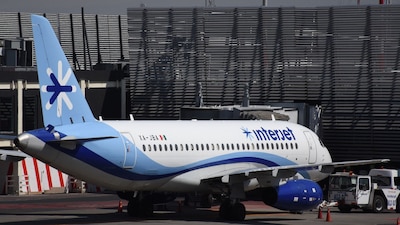 El SAT detalló que la aerolínea tiene un adeudo con el SAT desde 2013