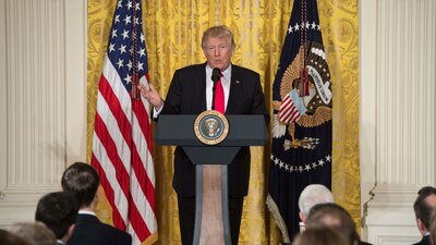 Donald Trump ve a la mayoría de los medios estadounidenses como un obstáculo para su plan de gobierno