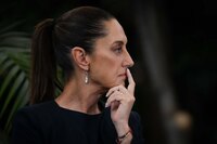 “El poder debe ejercerse con humildad”: Sheinbaum reacciona a viajes de morenistas a Europa