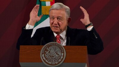 Dijo que las vallas que resguardan al Palacio Nacional se quedarán