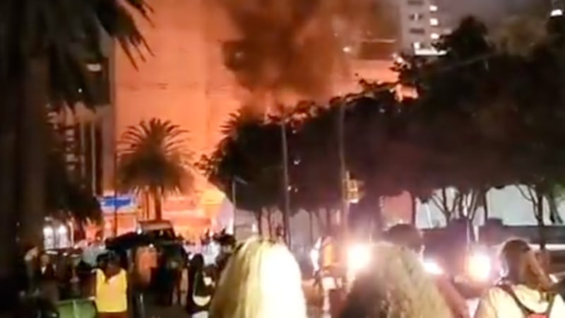 Reportan un fuerte incendio en restaurante cercano al Monumento a la Revolución