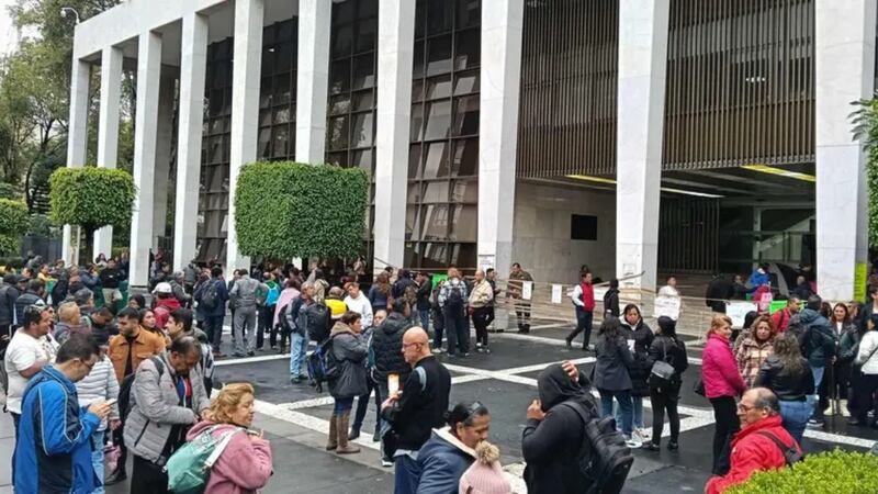 Trabajadores del Poder Judicial de la CDMX bloquean Eje Central y Avenida Patriotismo