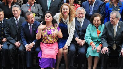 Clara Brugada, quien porta un vestido de flores, se hace de un espacio en la foto del Constituyente
