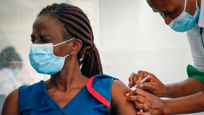 Autoridades indicaron que ante la demora de los envíos de vacunas, África podría tener una "guerra"