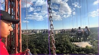 VIDEO: Juego más alto de parque de atracciones se queda detenido con usuarios arriba