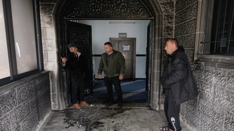 Colonos judíos atacan con piedras y palos aldea palestina en Cisjordania