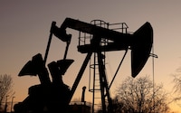 Precio del petróleo supera los 120 dólares ante las tensiones por el Estrecho de Ormuz