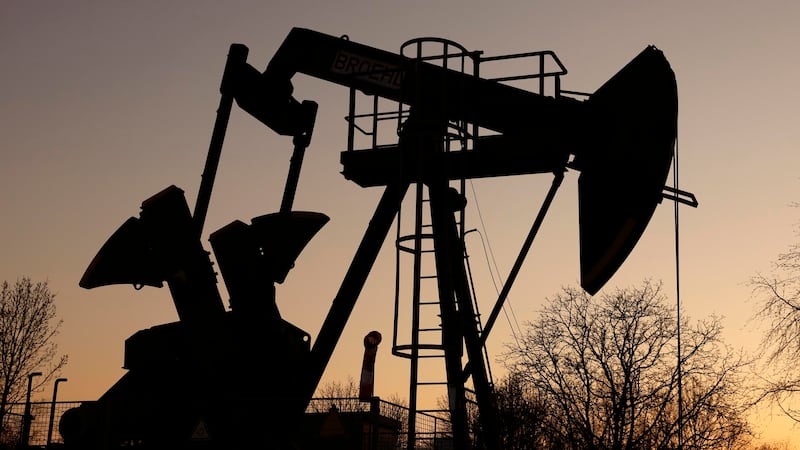 Precio del petróleo supera los 120 dólares ante las tensiones por el Estrecho de Ormuz