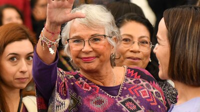 Frente a 'mujeres de la 4T', la senadora le entregó el 'Bastón de las Mujeres' a Sheinbaum