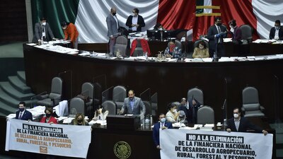 Legisladores de oposición en un intento para que no se eliminen los fideicomisos