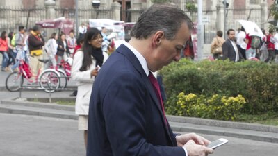 El secretario de Hacienda revisa su celular en el Centro de la Ciudad de México