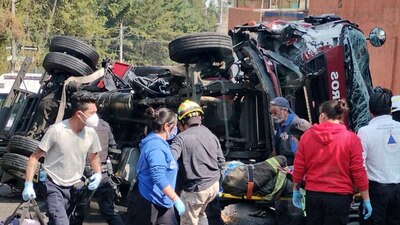 Las labores para levantar el camión, implicaron un corte a la circulación.