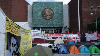 Organizaciones campesinas hicieron un plantón afuera de San Lázaro