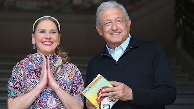 Gutiérrez Müller le dedicó a AMLO una canción de Silvio en 2018