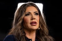 Roban bolso de la secretaria de Seguridad de EU, Kristi Noem, en un restaurante