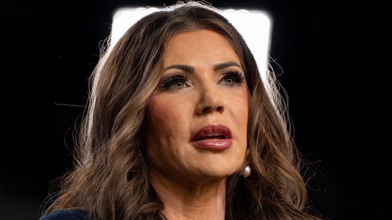 Roban bolso de la secretaria de Seguridad de EU, Kristi Noem, en un restaurante