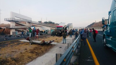 Un puente peatonal se derrumbó en la carretera número 57, en San Luis Potosí