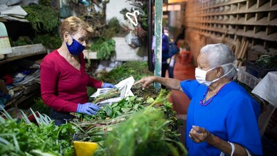 Venezolanos buscan en diferentes hierbas protegerrse contra el virus
