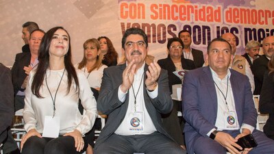 Manuel Espino (centro) dijo que su principal compromiso es que AMLO gane la elección presidencial
