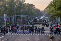 Transportistas y campesinos amagan con impedir el Mundial del Futbol