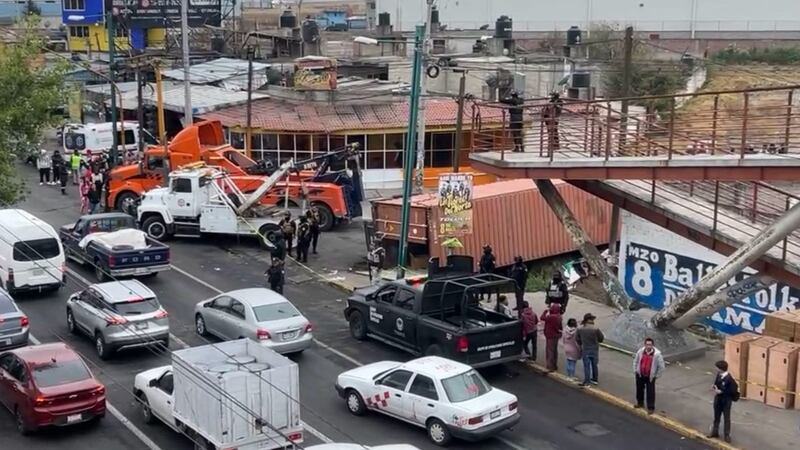 Tráiler vuelca y la caja cae sobre mototaxi; reportan muerte de menor de edad
