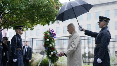 El presidente rindió honores a los caídos por los ataques del 11-S