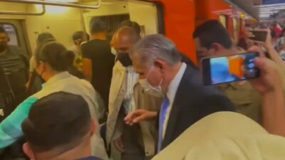 Usó el metro para trasladarse a la Secretaría de Gobernación donde fue abordado por los medios