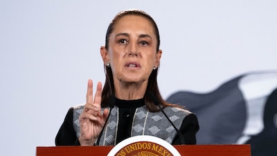 CIUDAD DE MÉXICO, 07OCTUBRE2026.- Claudia Sheinbaum Pardo, presidenta de México, posterior a firmar el decreto de la reforma constitucional que establece que quienes aspiren a la Presidencia de la República, gubernaturas o la Jefatura de Gobierno de la Ciudad de México deberán tener únicamente la nacionalidad mexicana. FOTO: CAMILA AYALA BENABIB/CUARTOSCURO.COM