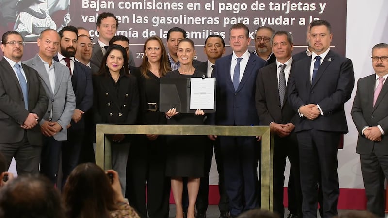 ¿Bajará el precio de la gasolina? Sheinbaum anuncia acuerdo para disminuir comisiones