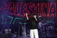 Residente pide alto al genocidio en Gaza por parte de Israel en el Zócalo de la CDMX