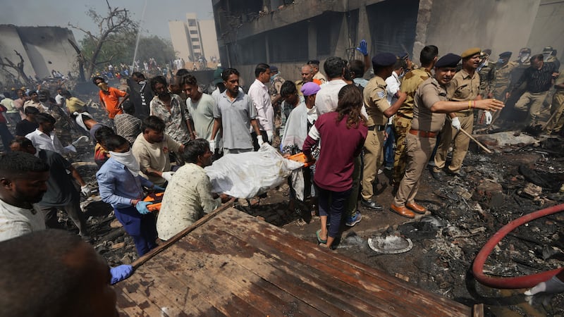 Suman 240 muertos tras desplome de avión comercial en India