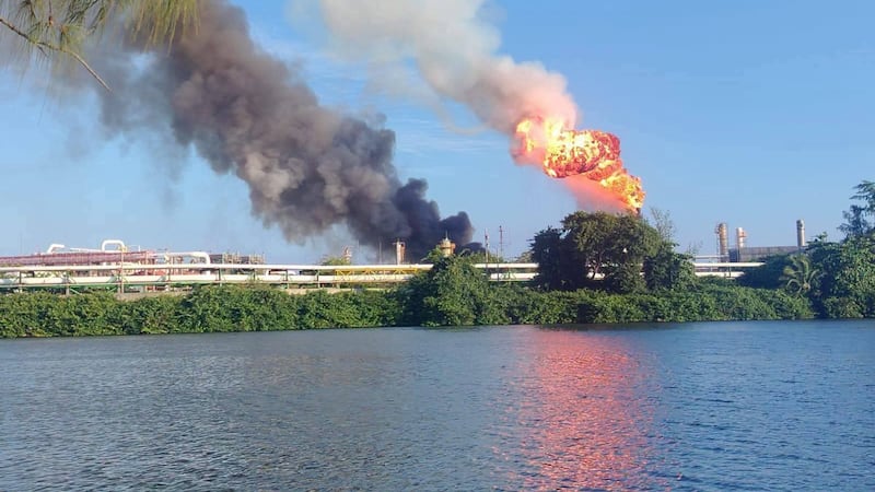 ¡Otra vez! Reportan presunto incendio en la Refinería Olmeca y preocupa a habitantes de la zona