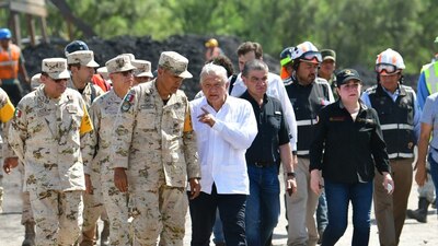 El gobernador recorrió la zona de la mina junto al presidente López Obrador