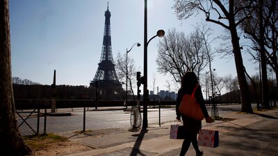 Las calles de París lucen vacías por el periodo de cuarentena